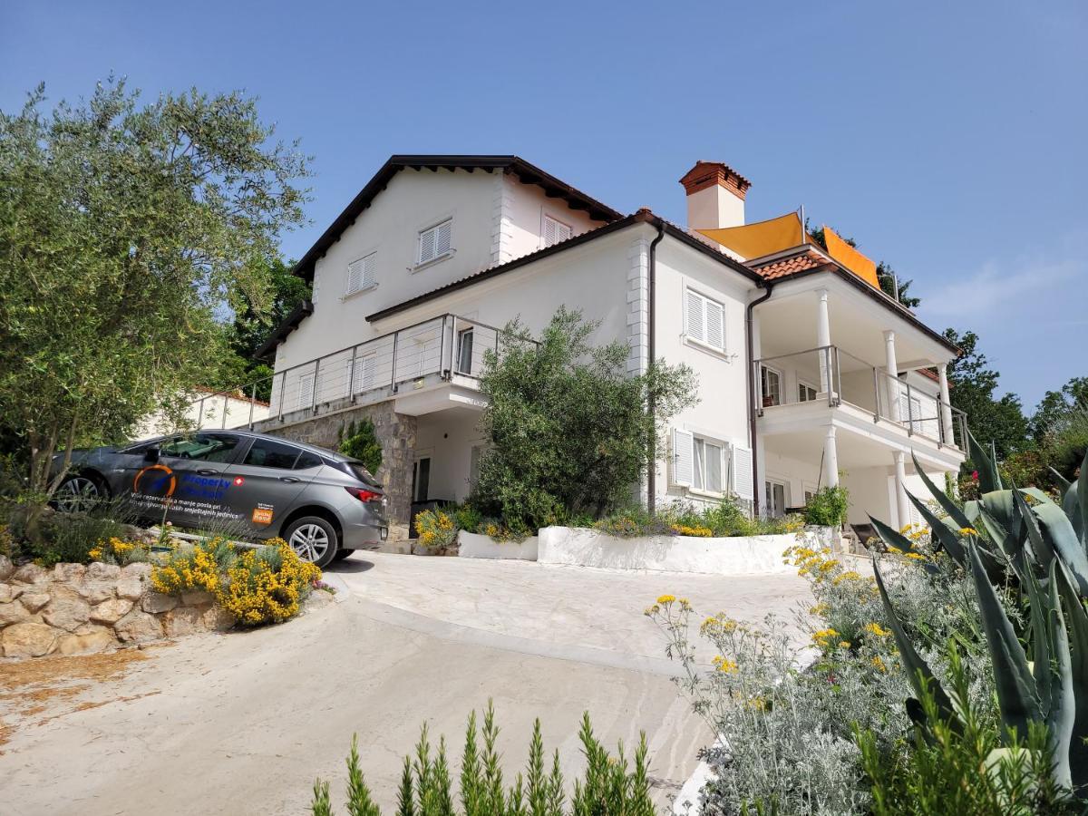Apartments Chiara Mit Meerblick Und Pool Und Jacuzzi Lovran Eksteriør billede