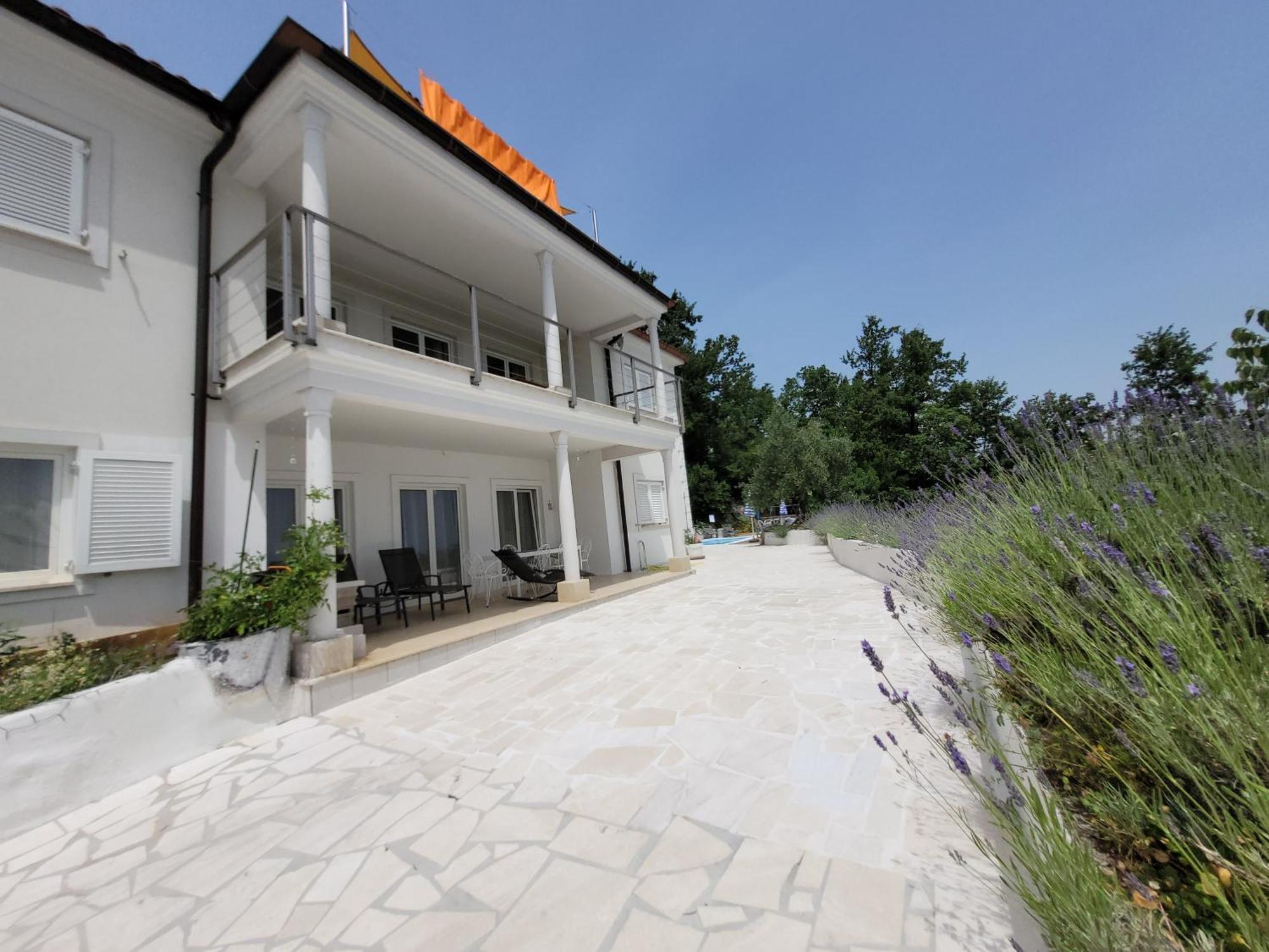 Apartments Chiara Mit Meerblick Und Pool Und Jacuzzi Lovran Eksteriør billede